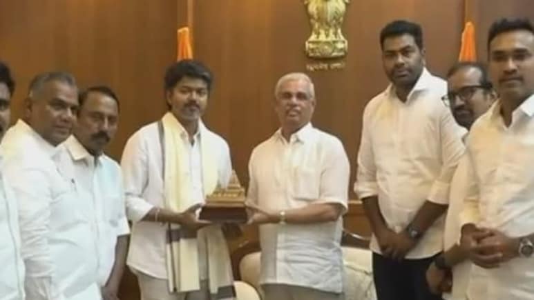 Tamil Nadu Govt Formation: सरकार गठन के लिए अभी तक बहुमत नहीं जुटा पाए विजय... मुलाकात के बाद राज्यपाल