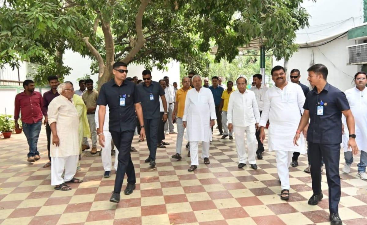 मंत्री विजय चौधरी से बोले नीतीश, शाम में आइए, एक-एक चीज बताइए क्या हो रहा है.. पूर्व CM के मन में चल क्या रहा है?