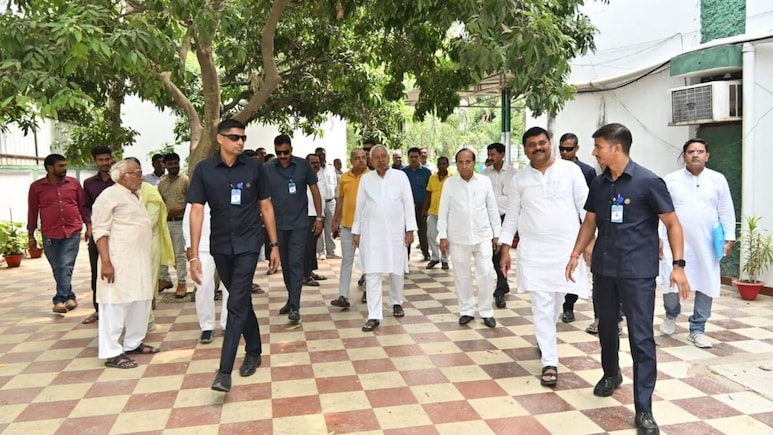 मंत्री विजय चौधरी से बोले नीतीश, शाम को आइए, एक-एक चीज बताइए क्या हो रहा है.. पूर्व CM के मन में चल क्या रहा है?