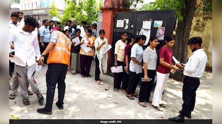 दिल्ली में NEET एग्जाम के दिन Centres के बाहर बनेंगे कूलिंग जोन, अभिभावकों को मिलेगी शिकंजी, ORS और First Aid