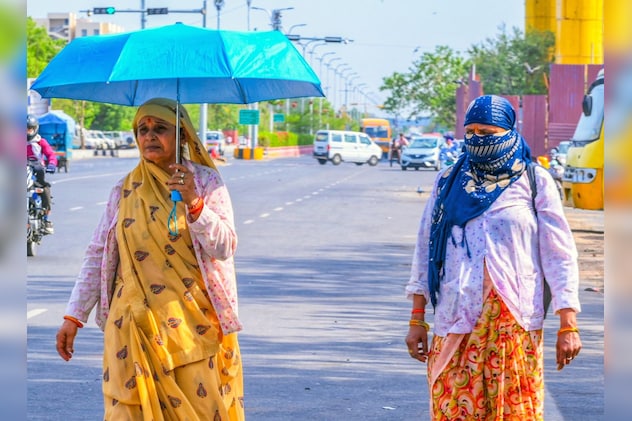 चेहरों को कपड़ों से पूरी तरह ढक कर निकल रहे हैं लोग चेहरों को कपड़ों से पूरी तरह ढक कर निकल रहे हैं लोग