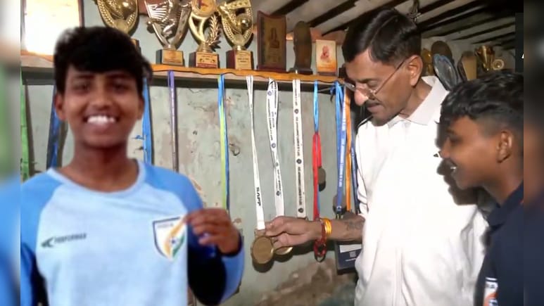 टीन का घर, दीवारों पर 50 से ज्यादा मेडल और ट्रॉफियां... U-17 फुटबॉलर दिव्यानी लिंडा से मिले केंद्रीय मंत्री, दिया बड़ा भरोसा