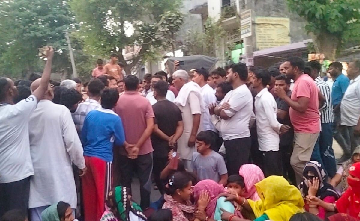तेज रफ्तार ट्रैक्टर ने बाइक सवार मां, पिता-बेटे को कुचला: मौत, गुस्साएं परिजनों ने किया हंगामा,  ग्रामीण और पुलिस के बीच झड़प
