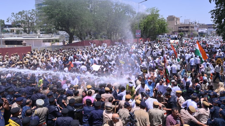 NEET विवाद पर जयपुर में बवाल: पुलिस और कांग्रेस में तीखी झड़प; वाटर कैनन और लाठियों से कई नेता घायल