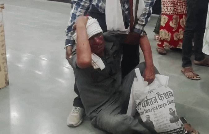 VIDEO: टूटकर जमीन पर गिरा 'अन्नदाता', कलेक्टर के सामने फूट-फूट कर रोया 