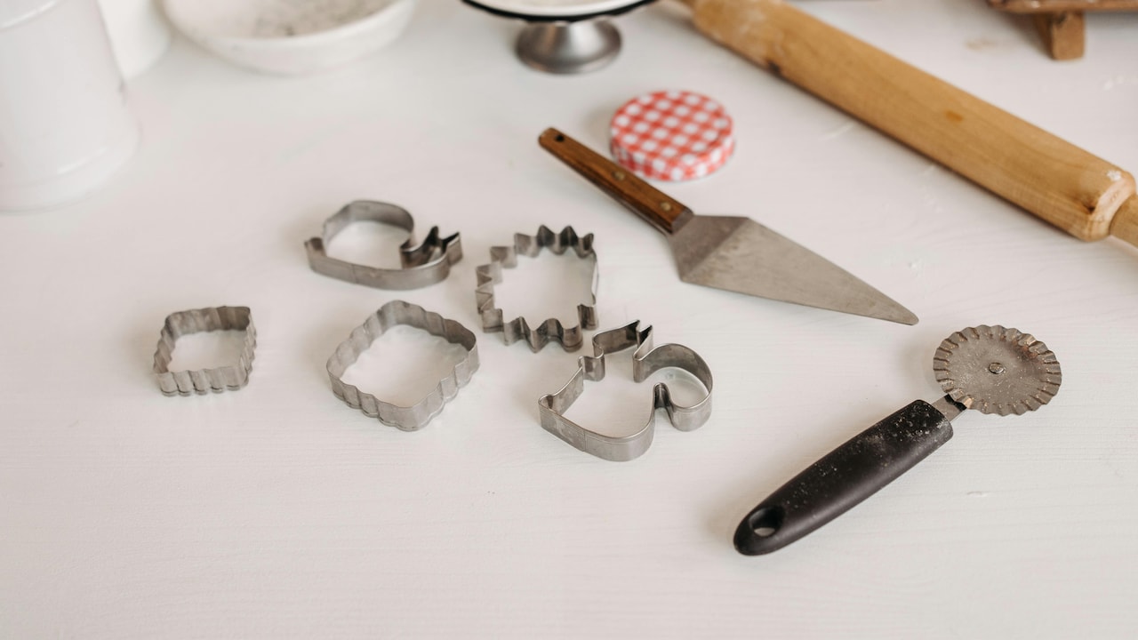 Silicone Baking Tools vs Metal Tools: Which Last Longer For Bakers? Silicone Baking Tools vs Metal Tools: Which Last Longer For Bakers?