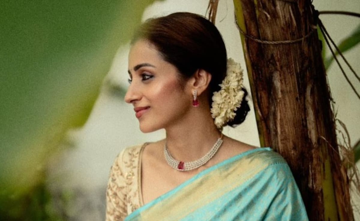 थलापति विजय के शपथ ग्रहण समारोह में तृषा कृष्णन ने कॉपी किया ऐश्वर्या राय का 26 साल पुराना लुक! इंटरनेट पर वायरल हो रही ये तस्वीरें