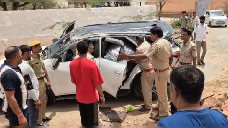 फॉर्च्यूनर कार में भूसे की तरह भरा था डोडा-पोस्&zwj;त, पुल&zwj;िस ने पकड़ा