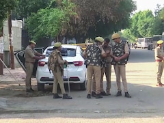 यूपी में सिपाही ने 'घूसखोरी' के धड़ाधड़ 6 वीडियो अपलोड किए, हुआ सस्पेंड, 12 पुलिसकर्मियों पर गिरी गाज
