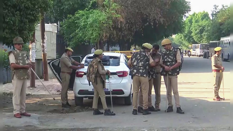यूपी में सिपाही ने 'घूसखोरी' के धड़ाधड़ 6 वीडियो अपलोड किए, हुआ सस्पेंड, 12 पुलिसकर्मियों पर गिरी गाज