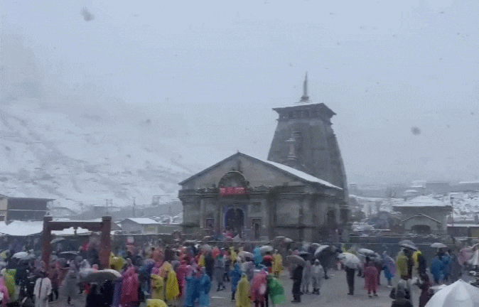 केदारनाथ धाम में बर्फबारी के बीच अडिग आस्था, लंबी कतार में लगकर भक्त कर रहे दर्शन