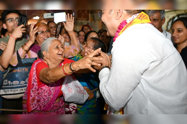 वर्षगांठ की शुभकामनाएं दीं