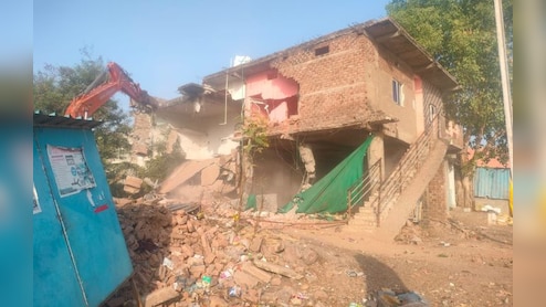 ओंकारेश्वर में चला बुलडोजर: सिंहस्थ 2028 की तैयारियां तेज, धड़ाधड़ गिराए मकान, कलेक्टर बोले- जो अड़ेगा, हटेगा