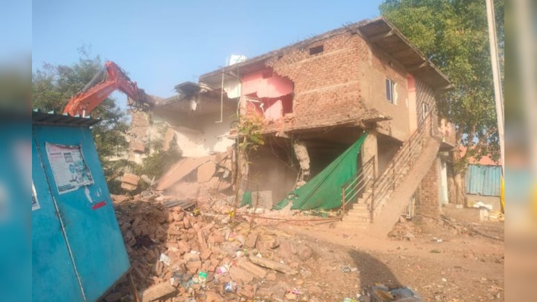 ओंकारेश्वर में चला बुलडोजर: सिंहस्थ 2028 की तैयारियां तेज, धड़ाधड़ गिराए मकान, कलेक्टर बोले- जो अड़ंगे सब हटेंगे