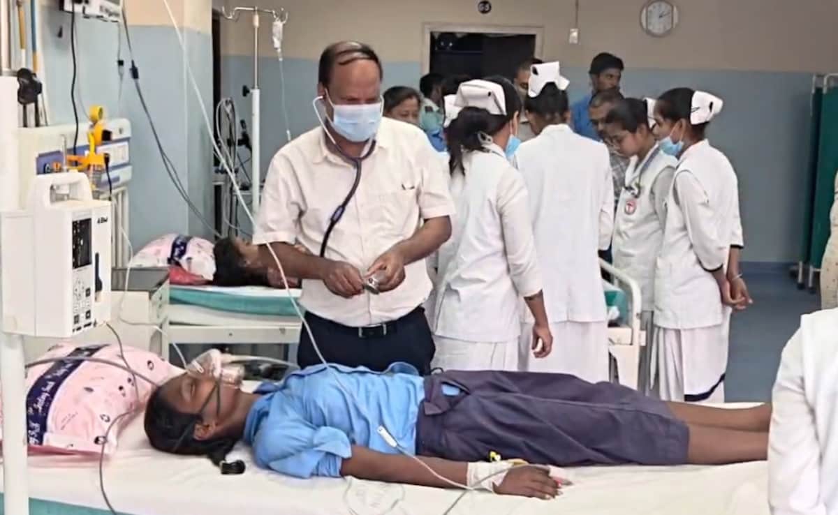 बिहार में मिड-डे मील बना 'जहर'! नालंदा में सरकारी स्कूल का खाना खाकर 33 बच्चे बीमार, मचा हड़कंप — WellsTrack
