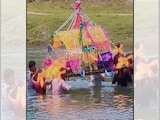बिहार: जीते जी सड़क नहीं, मरने के बाद नदी से तैरकर श्मशान पहुंची अंतिम यात्रा; वायरल हुआ वीडियो बिहार: जीते जी सड़क नहीं, मरने के बाद नदी से तैरकर श्मशान पहुंची अंतिम यात्रा; वायरल हुआ वीडियो