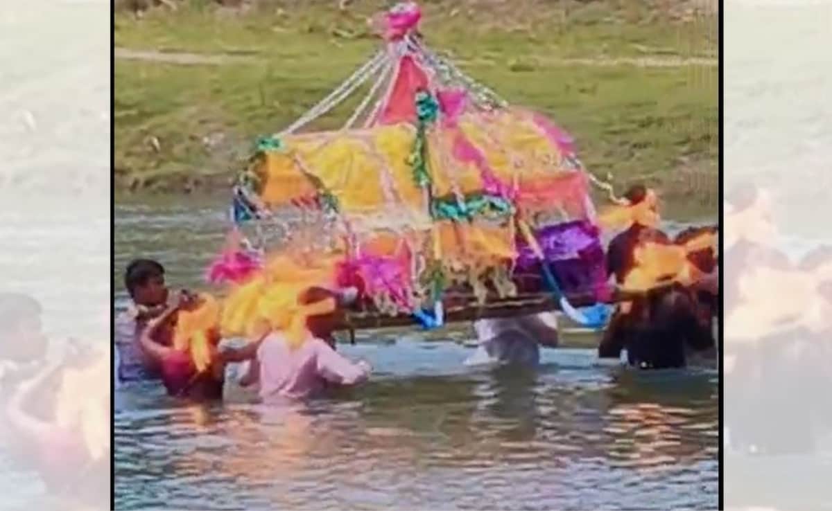 बिहार: जीते जी सड़क नहीं, मरने के बाद नदी से तैरकर श्मशान पहुंची अंतिम यात्रा; वायरल हुआ वीडियो 