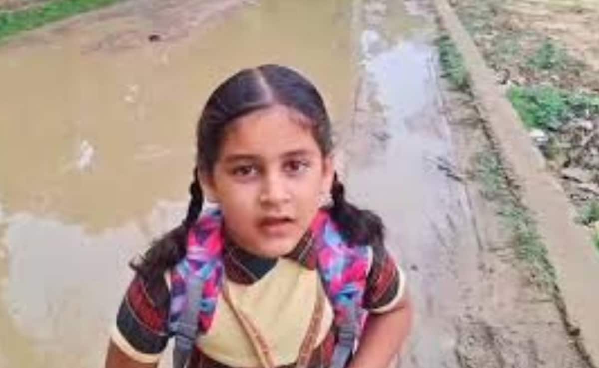 6 साल की मासूम की गुहार पर हरकत में प्रशासन, डीएम खुद दौड़े-दौड़े पहुंचे गांव, सड़क मरम्मत के दिए आदेश