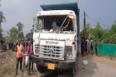बेटे को बचाने में मां की मौत; मऊगंज में दर्दनाक हादसा, 100 मीटर तक घसीटता रहा हाइवा, ग्रामीणों का प्रदर्शन