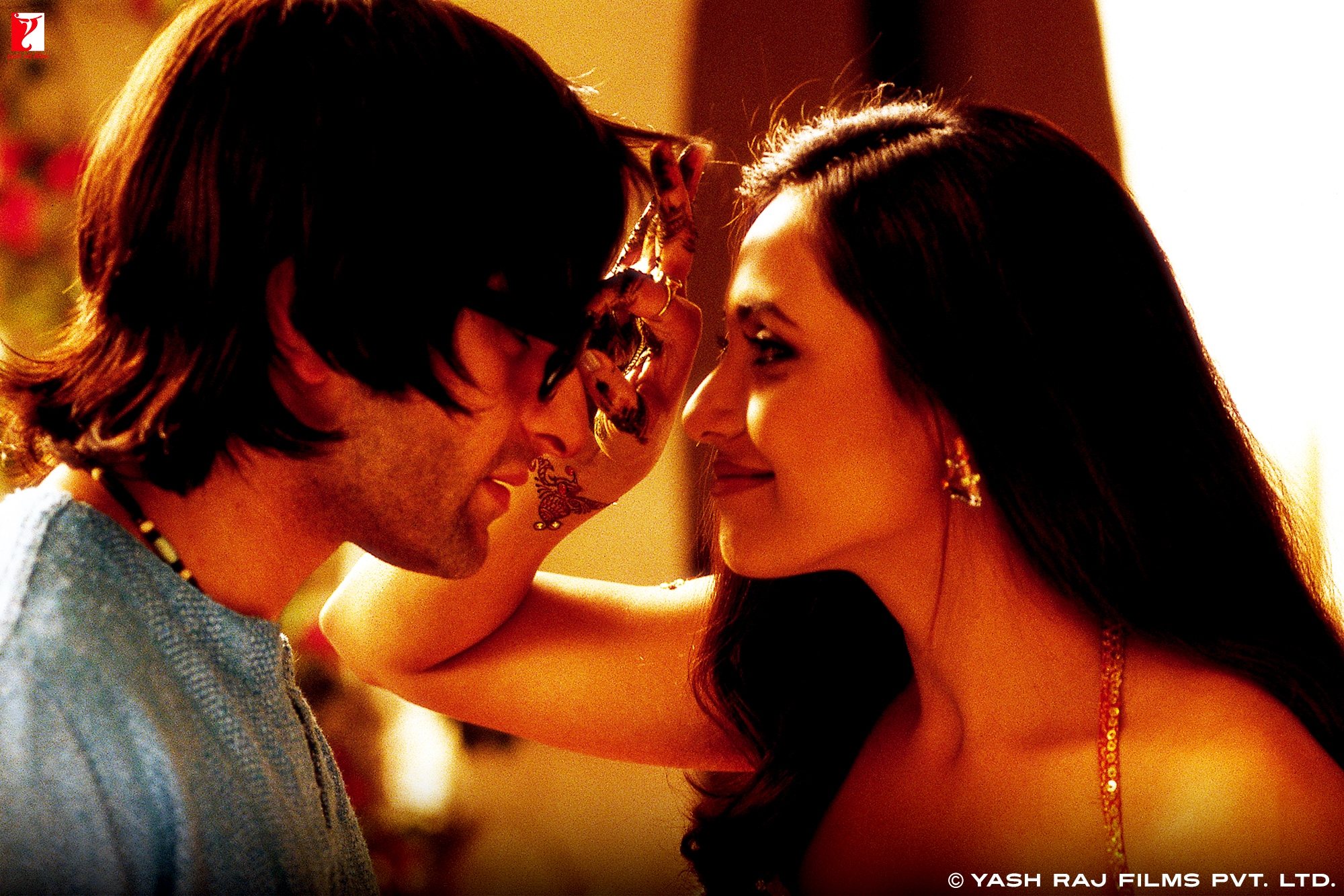Rani Mukerji and Saif in Gore Gore from Hum Tum Rani Mukerji and Saif in Gore Gore from Hum Tum
