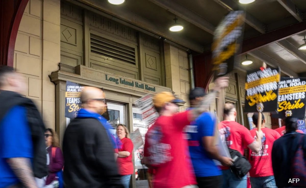 US' Largest Commuter Rail System Shuts Down As Workers Strike