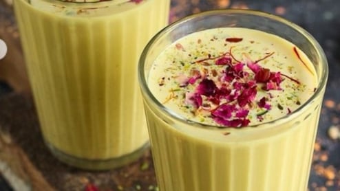 महंगा ग्लूकोन-D फेल है इस देसी ड्रिंक के आगे, जानें ठंडई बनाने की आसान रेसिपी