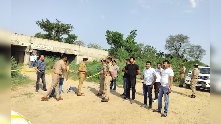 बदमाशों पर कहर बनकर टूट रही यूपी पुलिस, मथुरा में दो इनामी बदमाशों को एनकाउंटर में किया ढेर