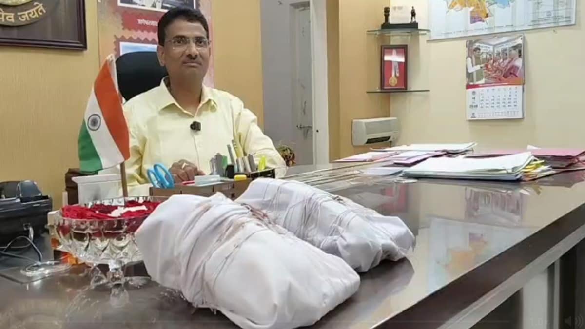 दमोह कलेक्टर की हर बात सुन रहा था उनका ही स्टाफ, रिसीवर मिलते ही मचा हड़कंप दमोह कलेक्टर की हर बात सुन रहा था उनका ही स्टाफ, रिसीवर मिलते ही मचा हड़कंप