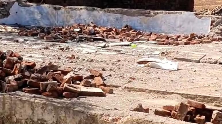 Rajasthan: सरकारी आदेश पर ध्वस्त हुई जर्जर स्कूल भवन, अब टीन शेड और धर्मशालाओं में बच्चे पढ़ने को मजबूर