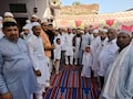 खाटूश्यामजी में भाईचारे का अद्भुत नजारा, मेले में बकरीद मनाते मुस्लिम भाइयों ने हिंदू श्रद्धालुओं को पिलाया शरबत