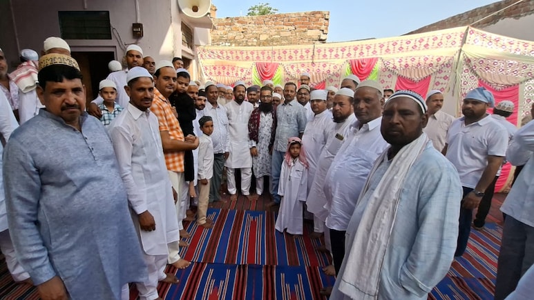 खाटूश्यामजी में भाईचारे का अद्भुत नजारा, मेले में बकरीद मनाते मुस्लिम भाइयों ने हिंदू श्रद्धालुओं को पिलाया शरबत