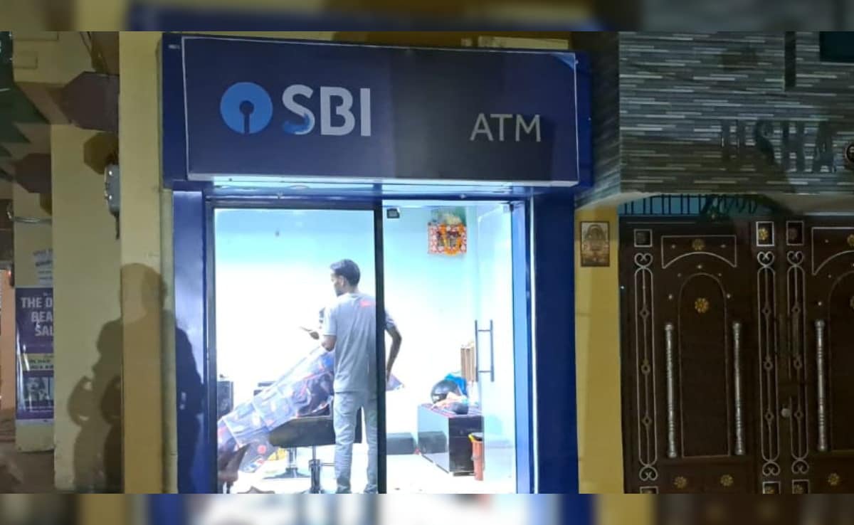ब‍िहार: दानापुर का अनोखा ATM यहां पैसे नहीं, कटते हैं बाल और बनती है दाढ़ी