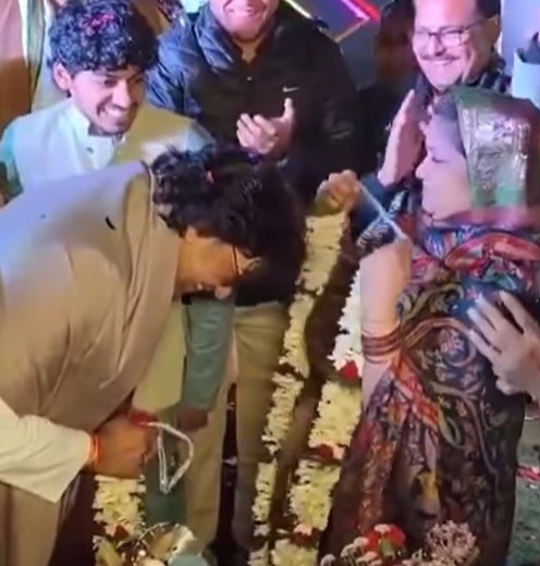 59 की उम्र में दोबारा दुल्हन बनीं सलमान की 'भाभी', वरमाला पहनाने से पहले दूल्हे आशुतोष को यूं किया परेशान
