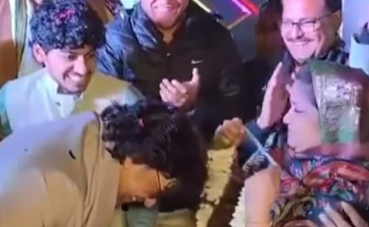 59 की उम्र में दोबारा दुल्हन बनीं सलमान की 'भाभी', वरमाला पहनाने से पहले दूल्हे आशुतोष को यूं किया परेशान