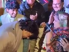 59 की उम्र में दोबारा दुल्हन बनीं सलमान की 'भाभी', वरमाला पहनाने से पहले दूल्हे आशुतोष को यूं किया परेशान