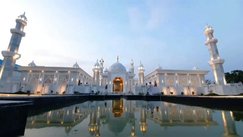 मां की याद में बेटे ने बना डाला दूसरा 'ताजमहल', करोड़ों खर्च कर के खड़ा कर दिया सफेद संगमरमर का 'अजूबा'