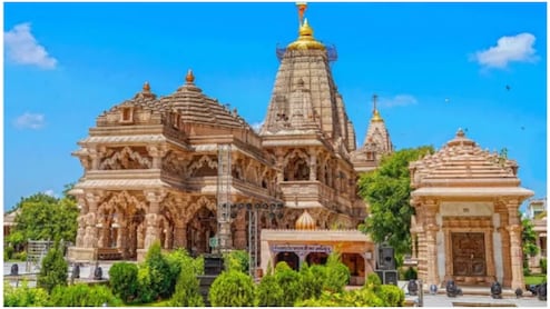 मंदिर को 337 करोड़ का महादान, 34 सालों में 520 गुना बढ़ा भगवान का 'प्रॉफिट', नोट गिनने में 200 लोग जुटे