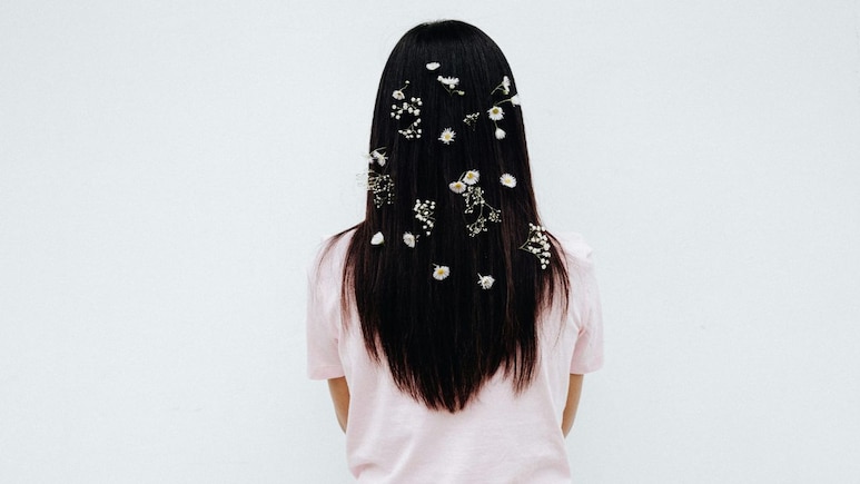 बाल हो रहे हैं चिपचिपे? तो ये Dry Shampoo देंगे बालों को फ्रेशनेस, दाम भी हैं बेहद कम