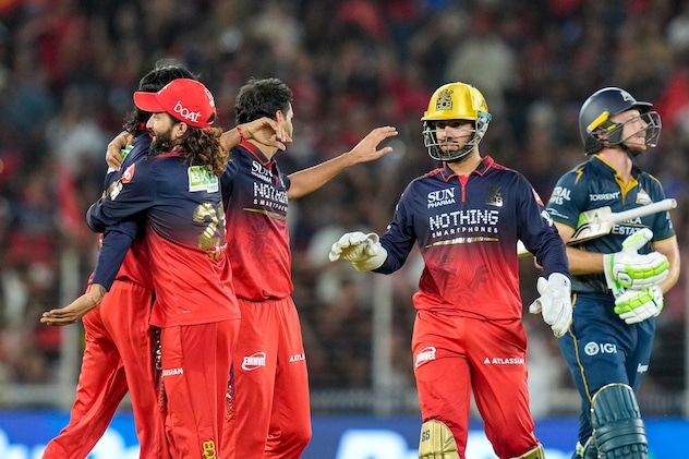 RCB vs GT LIVE Score: सुंदर पर गुजरात को बड़े स्कोर तक ले जाने का जिम्मा, बेंगलुरु की नजरें आठवें विकेट पर