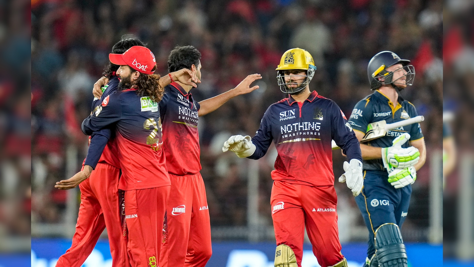 RCB vs GT Final LIVE Score: सुंदर पर गुजरात को बड़े स्कोर तक ले जाने का जिम्मा, बेंगलुरु की नजरें आठवें विकेट पर