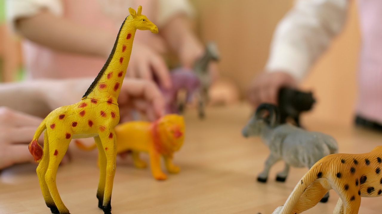 Why Bright Plastic Toys Often Overstimulate Toddlers Faster Than Parents Realise