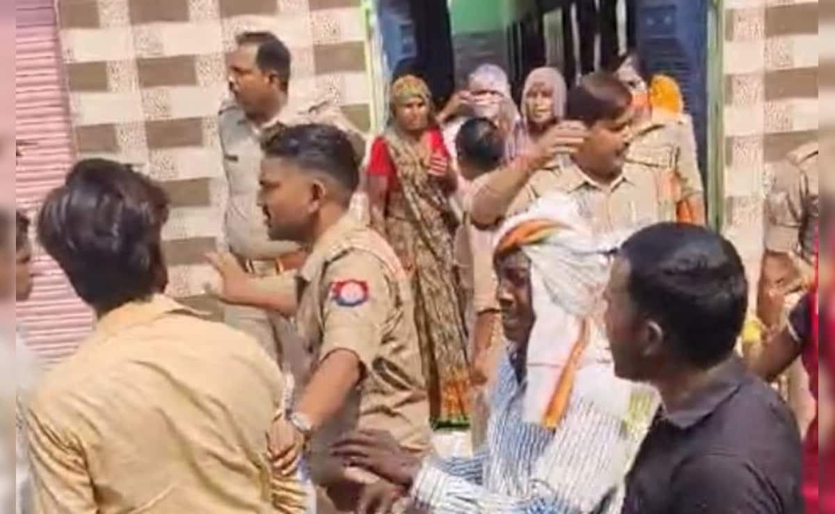आगरा: हॉर्न बजाने को लेकर दो पक्षों में बवाल, जमकर हुआ पथराव, घर के छप्पर में लगाई आग
