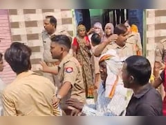 आगरा: हॉर्न बजाने को लेकर दो पक्षों में बवाल, जमकर हुआ पथराव, घर के छप्पर में लगाई आग
