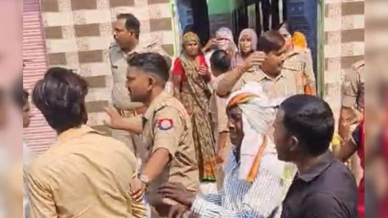 आगरा: हॉर्न बजाने को लेकर दो पक्षों में बवाल, जमकर हुआ पथराव, घर के छप्पर में लगाई आग