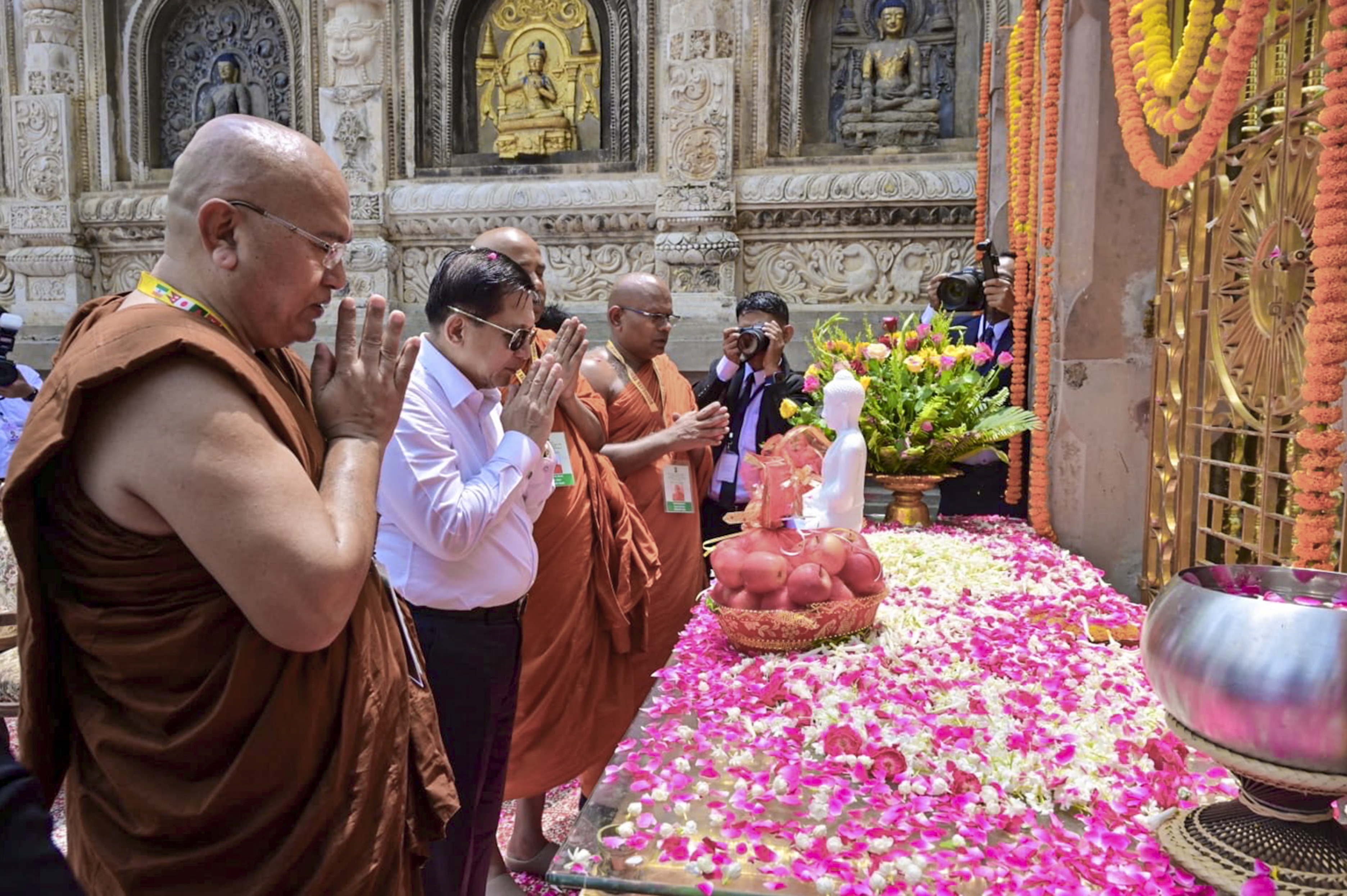 गया के महाबोधी मंदिर में पूजा करते म्यांमार के राष्ट्रपति गया के महाबोधी मंदिर में पूजा करते म्यांमार के राष्ट्रपति