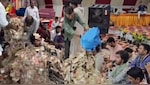 स्टेज पर गा रहा था गुजराती सिंगर, फैंस ने लगा दी नोटों की ढेरी, VIDEO देख लोग बोले- लाइफ हो तो ऐसी