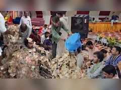 स्टेज पर गा रहा था गुजराती सिंगर, फैंस ने लगा दी नोटों की ढेरी, VIDEO देख लोग बोले- लाइफ हो तो ऐसी