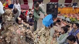 स्टेज पर गा रहा था गुजराती सिंगर, फैंस ने लगा दी नोटों की ढेरी, VIDEO देख लोग बोले- लाइफ हो तो ऐसी