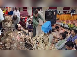 स्टेज पर गा रहा था गुजराती सिंगर, फैंस ने लगा दी नोटों की ढेरी, VIDEO देख लोग बोले- लाइफ हो तो ऐसी