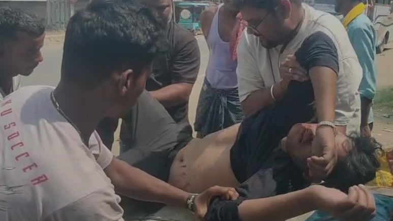 बिहार: तड़पता रहा घायल लेकिन नहीं पहुंची एंबुलेंस, आखिर में ठेले पर लादकर पहुंचाया अस्पताल&nbsp;